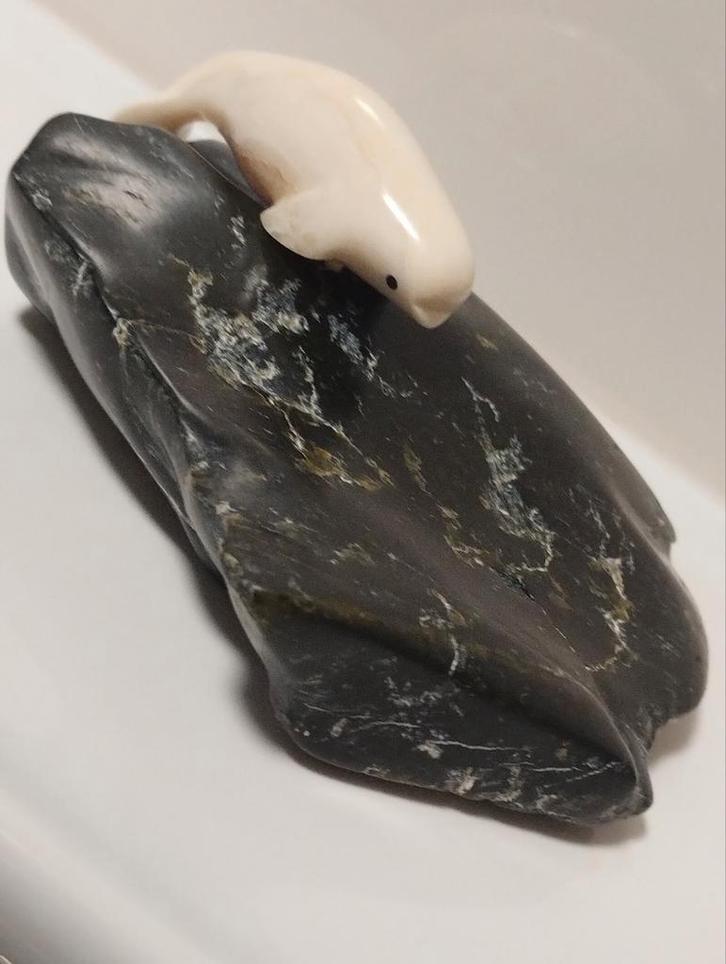 Vintage INUIT handgesneden marmer en serpentijn beluga, Antiek en Kunst, Kunst | Beelden en Houtsnijwerken, Ophalen of Verzenden