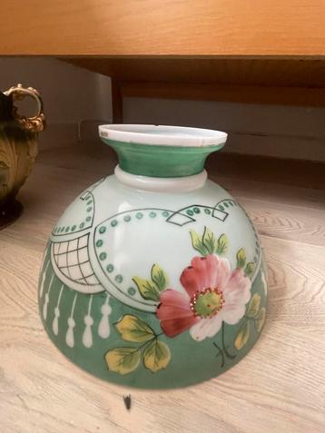 Oude glazen lampenkap met bloemmotief beschikbaar voor biedingen