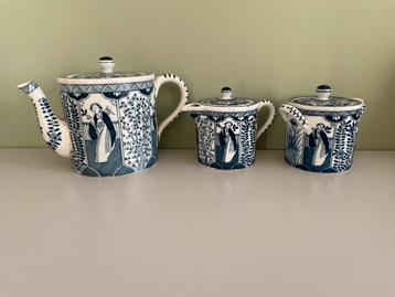 Antieke theepot, suikerpot en melkkan van Lange Lijs beschikbaar voor biedingen