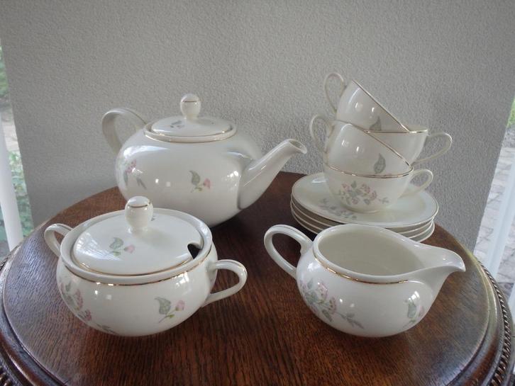 P. Regout Maastricht Sphinx theeservies Desiree roze bloem, Huis en Inrichting, Keuken | Servies, Zo goed als nieuw, Compleet servies