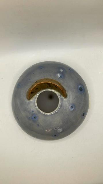 Stenen en blauw geglazuurde koolmezenwoning. beschikbaar voor biedingen