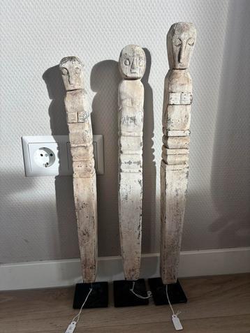 Indiase/Indonesische Beelden op Teak Hout stoer en sober beschikbaar voor biedingen