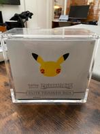 Pokemon Celebrations Elite trainerbox in acryl case!, Ophalen of Verzenden, Nieuw, Boosterbox
