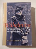 Wilhelmina krijgshaftig in een vormeloze jas / 9050184529, Cees Fasseur, Ophalen of Verzenden, Zo goed als nieuw, 20e eeuw of later