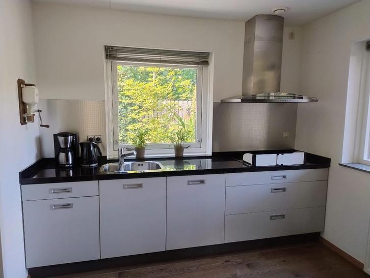 Keuken Keller Natuursteen werkblad en hoge kasten, Huis en Inrichting, Keuken | Complete keukens, Gebruikt, Dubbelwandige keuken