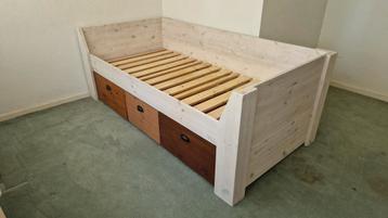 Bed met laden