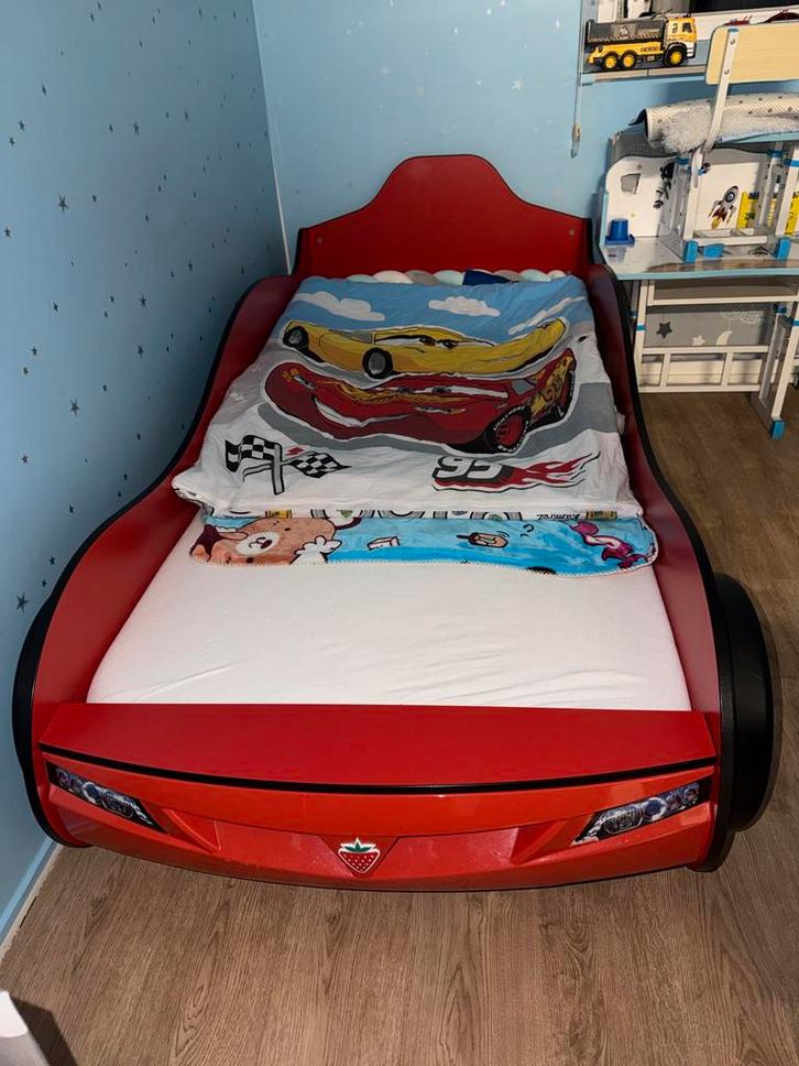 Leuk autobed voor kinderen met matras, Kinderen en Baby's, Kinderkamer | Bedden, Gebruikt, 160 tot 180 cm, 70 tot 85 cm, Lattenbodem