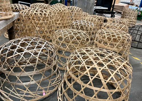 Hanglampen bamboe - riet - rotan te koop, Huis en Inrichting, Lampen | Lampenkappen, Gebruikt, 25 tot 50 cm, Rond, Overige kleuren
