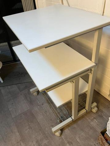 Computer tafel of hobby tafel beschikbaar voor biedingen