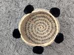 Bali mandje rotan met zwarte pompoms! Handgemaakt!, Ophalen of Verzenden, Zo goed als nieuw, Rond, Mand