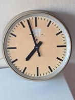 Vintage wandklok PTT klok 36 cm 1960, Ophalen of Verzenden, Gebruikt, Analoog, Wandklok