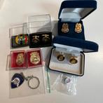 Politie manchetknopen pin sleutelhanger, Verzamelen, Militaria | Algemeen, Verzenden, Overige soorten, Overige gebieden, Embleem of Badge