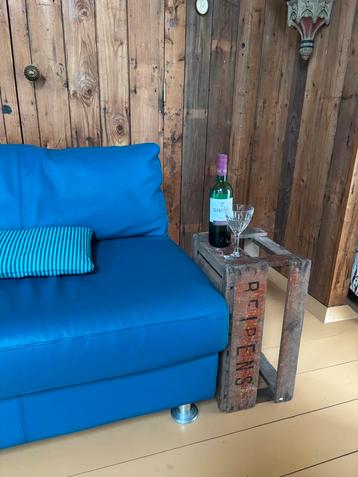 Oude houten flessen krat kan als bijzettafeltje beschikbaar voor biedingen