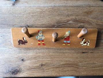 Vintage retro kinderkapstokje beschikbaar voor biedingen