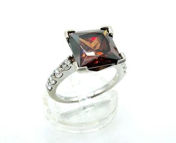 Zilveren ring met een grote princess cut geslepen granaat beschikbaar voor biedingen