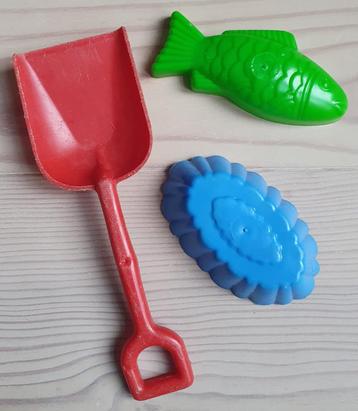 schepje en 2 vormpjes voor zandbak, €3,50 incl verzendkosten beschikbaar voor biedingen