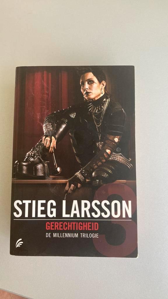 Stieg Larsson - Gerechtigheid, Boeken, Thrillers, Zo goed als nieuw, Ophalen of Verzenden