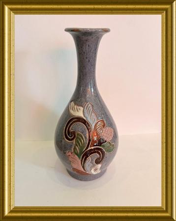 Mooi keramiek vaasje beschikbaar voor biedingen