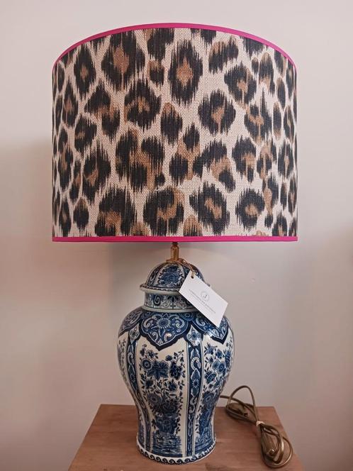 Delfts blauwe vaaslamp met handgemaakte lampenkap luipaard, Huis en Inrichting, Lampen | Tafellampen, Zo goed als nieuw, Minder dan 50 cm