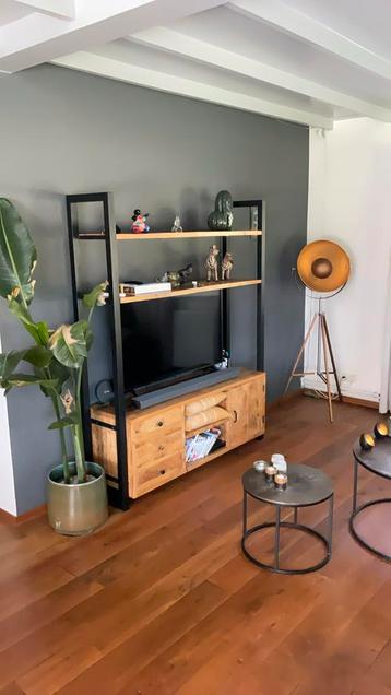 Mooie kast of TV meubel industriële stijl beschikbaar voor biedingen