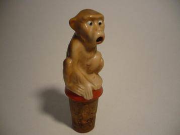 Schenktuit van porselein, in de vorm van een aapje (aap). beschikbaar voor biedingen