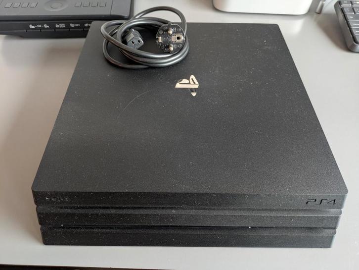 Playstation 4 Pro 1TB 2 Controllers 8 spellen, Spelcomputers en Games, Spelcomputers | Sony PlayStation 4, Zo goed als nieuw, Pro
