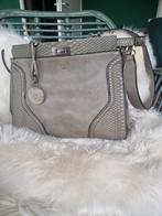Originele Guess schoudertas taupekleurig, Sieraden, Tassen en Uiterlijk, Tassen | Damestassen, Ophalen of Verzenden, Schoudertasje