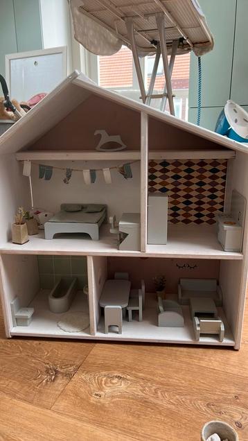 Fantastisch poppenhuis beschikbaar voor biedingen