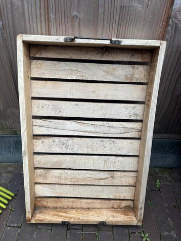 Vintage dienblad met metalen details beschikbaar voor biedingen