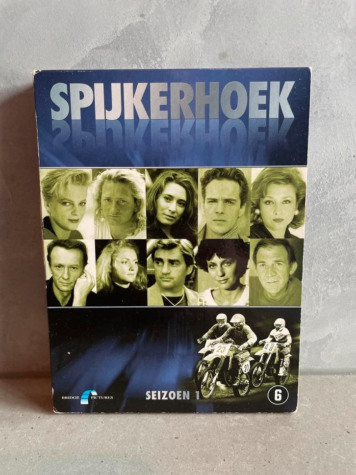 Spijkerhoek Seizoen 1 - DVD Boxset NL, Cd's en Dvd's, Dvd's | Tv en Series, Zo goed als nieuw, Drama, Boxset, Alle leeftijden