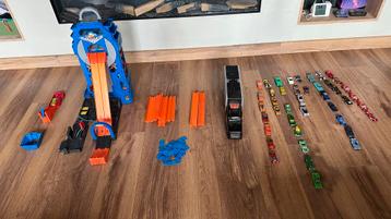 Hot Wheels garage, auto’s, stunt set, autotransporter, banen beschikbaar voor biedingen