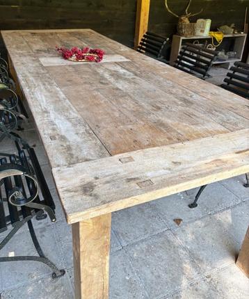 Robuuste hardhouten eettafel 280 x 100 cm beschikbaar voor biedingen