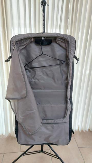 Luxe kledingtas, Uniformen tas beschikbaar voor biedingen