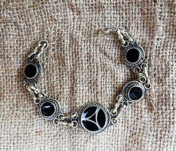 Prachtige traditionele Afghaanse armbande versierd met Onyx. beschikbaar voor biedingen