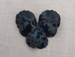 Vintage jaren '50 viooltje broche donker blauw geëmailleerd., Sieraden, Tassen en Uiterlijk, Broches, Blauw, Minder dan 4 cm, Ophalen of Verzenden