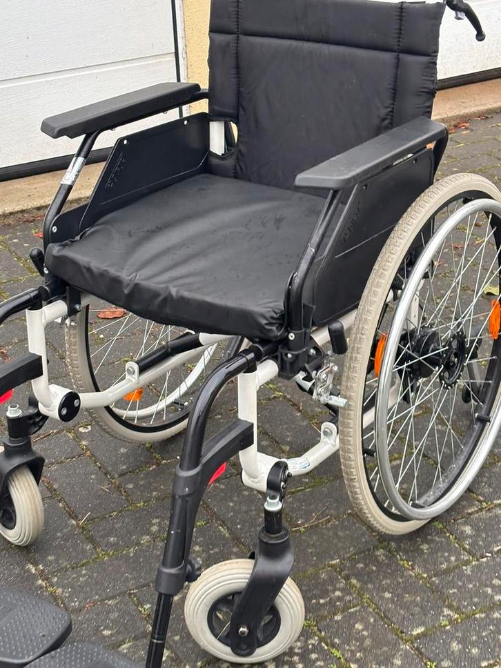 Rolstoel Dietz duitse makelijk als nieuw , nieuwprijs  €699, Diversen, Rolstoelen, Zo goed als nieuw, Handbewogen rolstoel, Inklapbaar