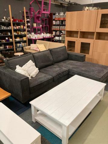 Hoekbank met lounge + witte salontafel beschikbaar voor biedingen