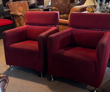 Twee rode fauteuiltjes in goede staat beschikbaar voor biedingen