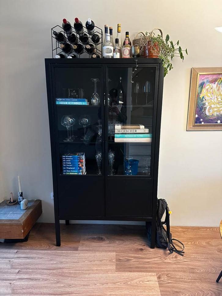 Mat zwarte stalen buffet kast met glas in de deuren, Huis en Inrichting, Kasten | Buffetkasten, Zo goed als nieuw, 150 tot 200 cm