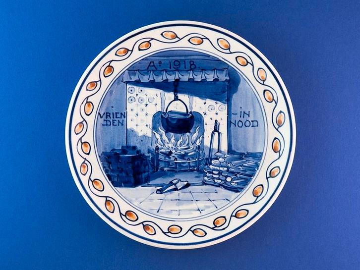 Porceleyne Fles 1918 Vrienden in Nood 18cm (4) Oranje WO-1, Antiek en Kunst, Antiek | Wandborden en Tegels, Ophalen of Verzenden