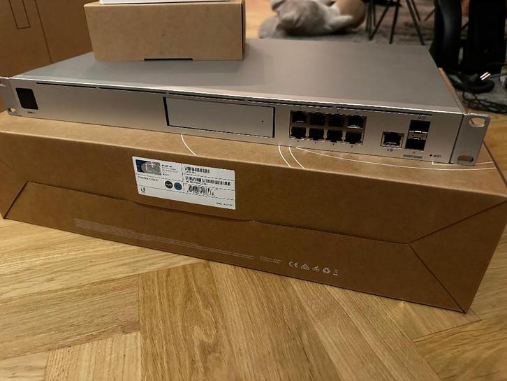Ubiquiti Unifi Dream Machine Pro, Computers en Software, Routers en Modems, Zo goed als nieuw, Router, Ophalen of Verzenden