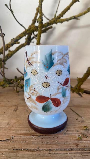 Opaline handbeschilderd vaasje beschikbaar voor biedingen