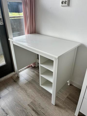 Ikea wit brusali kinderbureau. 90 x 52 cm. beschikbaar voor biedingen