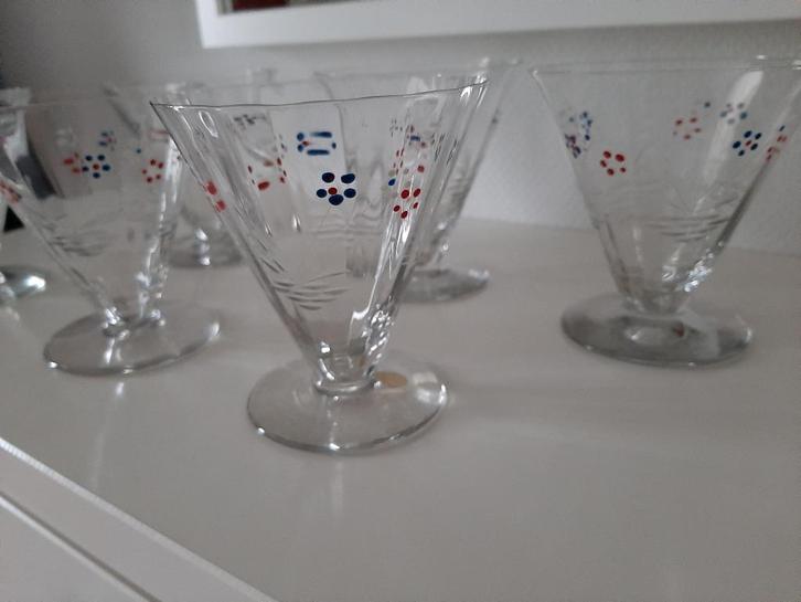 Antieke wijnglazen, CVC Belgium, gedecoreerd met emaillever, Antiek en Kunst, Antiek | Glas en Kristal, Verzenden