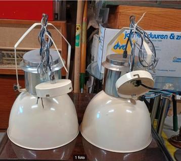 2 dezelfde hanglampen samen voor 25 euro beschikbaar voor biedingen