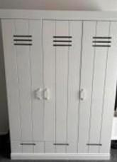 WOOOD  3 deurs Kledingkast .en 55cm diep ! beschikbaar voor biedingen