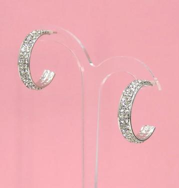 Prachtige mooie zilver gekleurde strass creool oorbellen. beschikbaar voor biedingen