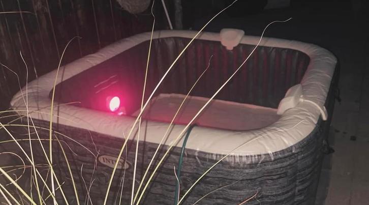 Jacuzzi 4-persoons vierkant, Tuin en Terras, Bubbelbaden en Hottubs, Zo goed als nieuw, Ophalen of Verzenden