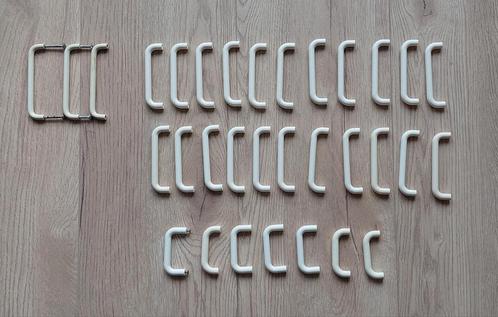 32 Witte kunststof greepjes in verschillende maten, Huis en Inrichting, Keuken | Keukenelementen, Gebruikt, Wit, Ophalen of Verzenden
