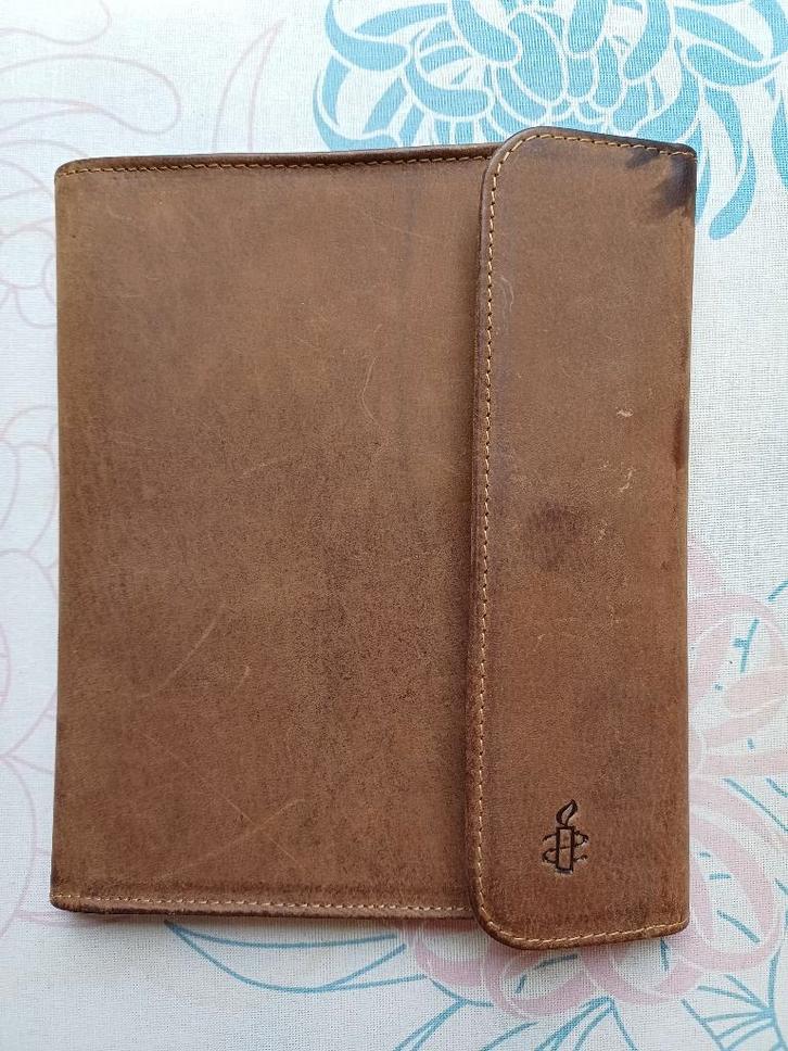 A5 leren schrijfmap van Amnesty International, Diversen, Schrijfwaren, Gebruikt, Ophalen of Verzenden